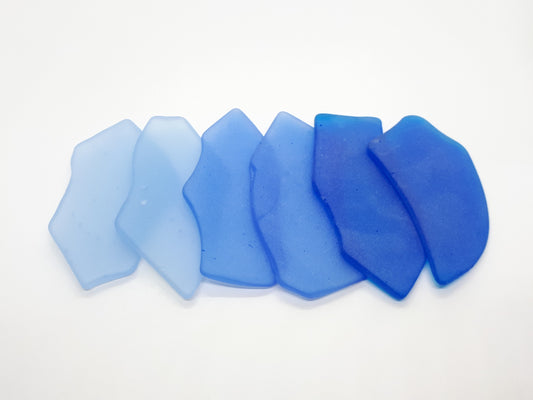 Blue sea glass place cards - Set of 20 tumbled glass pieces